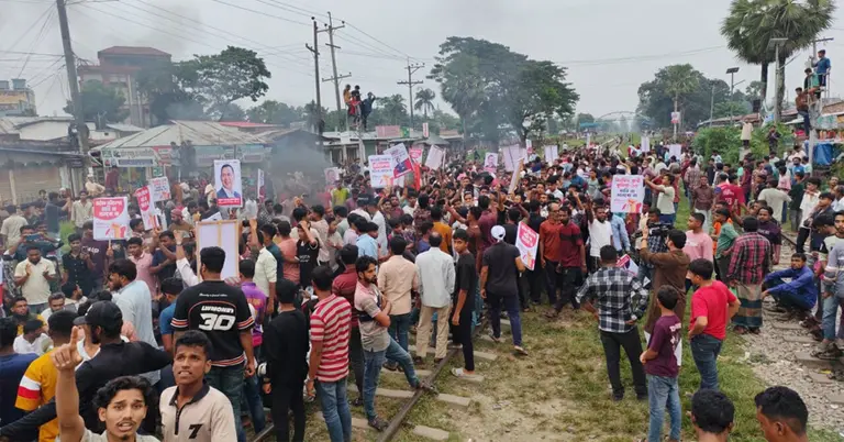 রেলপথ আটকে বিক্ষোভ